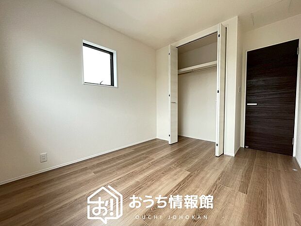 【現地写真(洋室)】木目の美しさを際立たせるシンプルデザインの建具を使用しています。