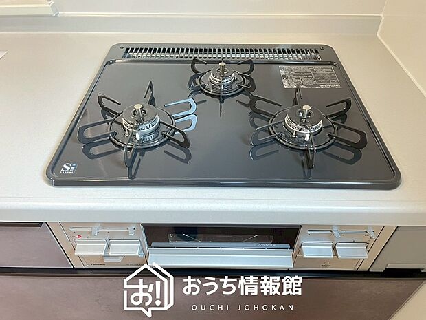 【ビルトインコンロ】フラットな構造で清掃性が高く、過熱防止センサー付3口タイプで日頃の家事も快適です。