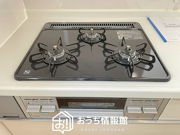 【ビルトインコンロ】フラットな構造で清掃性が高く、過熱防止センサー付3口タイプで日頃の家事も快適です。