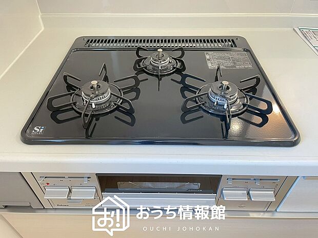 【ビルトインコンロ】フラットな構造で清掃性が高く、過熱防止センサー付3口タイプで日頃の家事も快適です。