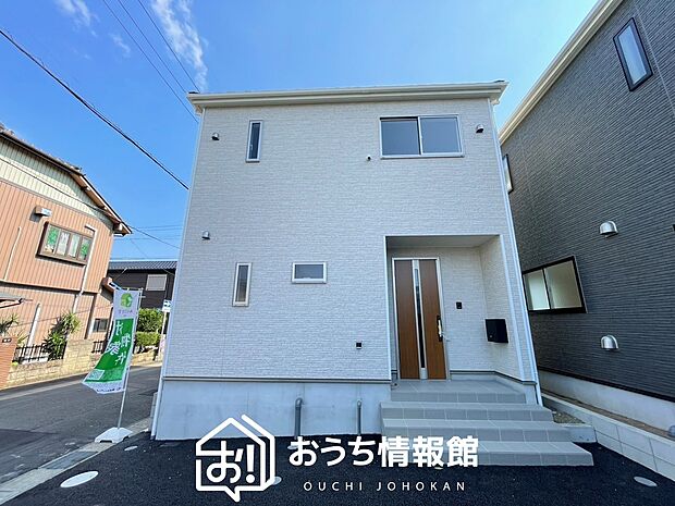 【現地写真(外観)【2号地】】軽くて火災に強い屋根材を採用し、地震時の建物への負担や揺れを軽減しています。
