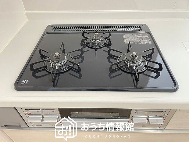 【ビルトインコンロ】フラットな構造で清掃性が高く、過熱防止センサー付3口タイプで日頃の家事も快適です。