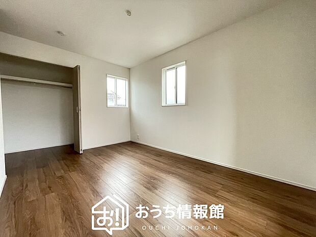 【現地写真(寝室)】木目の美しさを際立たせるシンプルデザインの建具を使用しています。