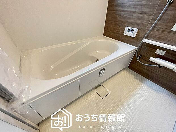 【現地写真(浴室)】浴室暖房乾燥機付き。1坪タイプで広々です。
