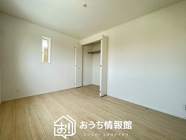 【現地写真(洋室) 】木目の美しさを際立たせるシンプルデザインの建具を使用しています。