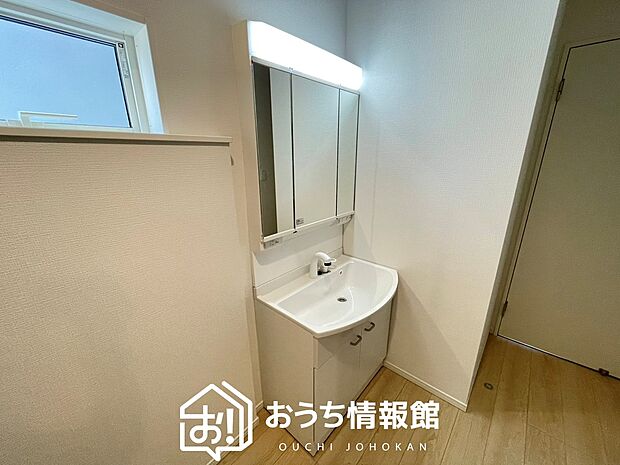 【洗面台・洗面所】鏡の両サイドは、必要なものを取出しやすく、大きな鏡面で朝の準備も快適。
使いやすいリフトアップ機能付きのシングルレバーシャワー水栓付です。