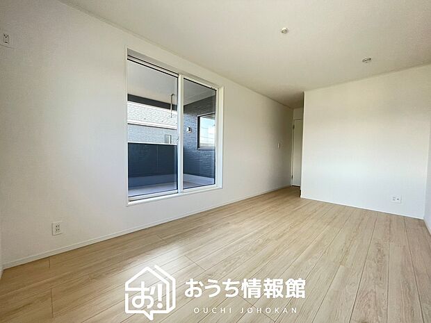 【現地写真(寝室) 】木目の美しさを際立たせるシンプルデザインの建具を使用しています。