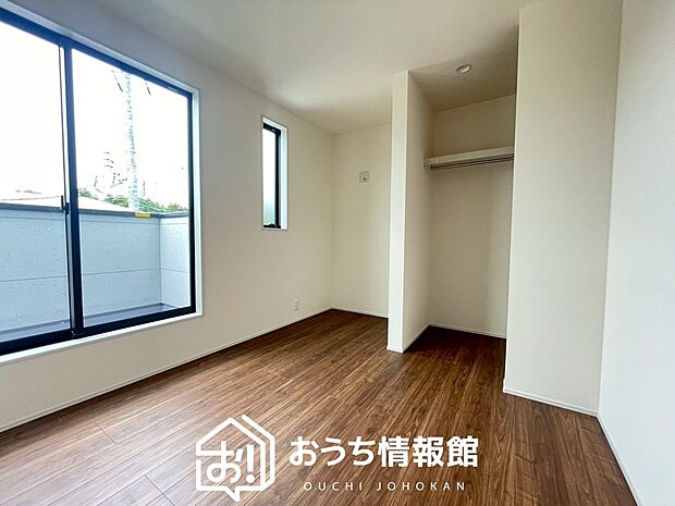 【現地写真（寝室）】木目の美しさを際立たせるシンプルデザインの建具を使用しています。