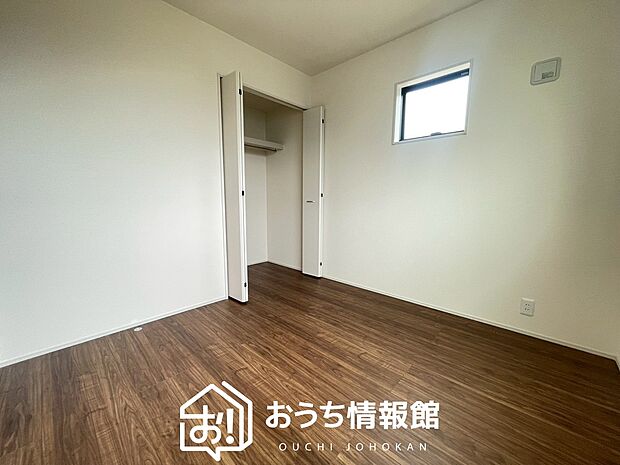 【現地写真（洋室）】木目の美しさを際立たせるシンプルデザインの建具を使用しています。