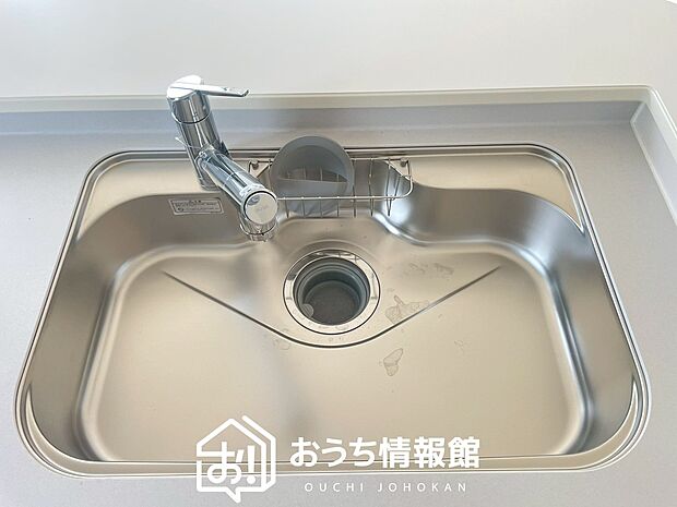 【浄水器内臓型ハンドシャワー付シンク】傷や汚れが付きにくい静音仕様の全面エンボス加工シンク。
また、蛇口の先端に浄水器を内蔵。浄水シャワーが使える毎分4リットルのたっぷり浄水。