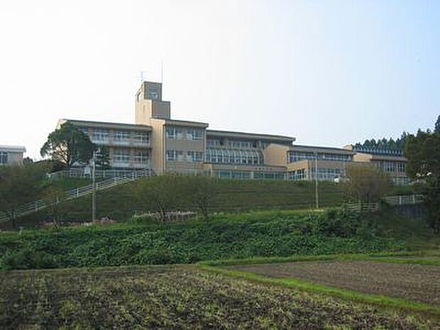 いなべ市立三里小学校（約940m）