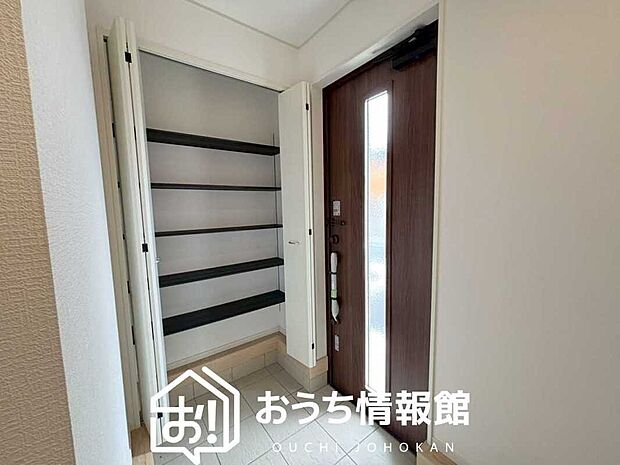 【現地写真(玄関)】玄関には、大型のシューズ収納を設置しています。