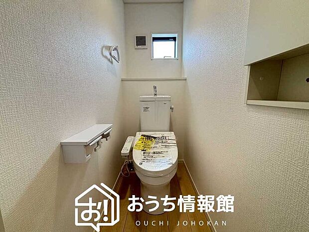 【トイレ】汚れてもサッとひと拭きでお手入れ簡単、エコ仕様の温水洗浄便座付きのトイレです。
バリアフリーにも配慮しています。