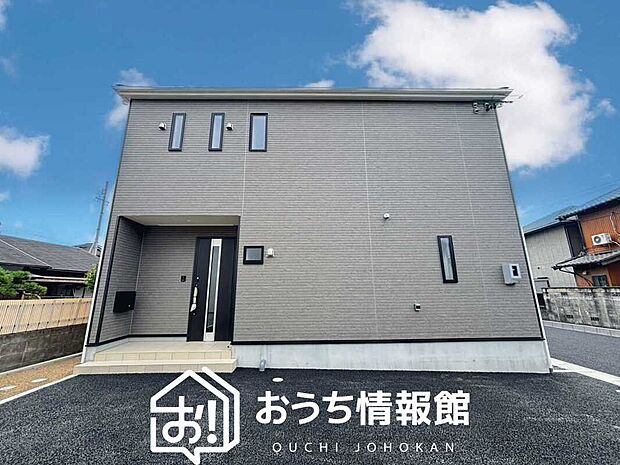 【現地写真(外観)【2号地】】軽くて火災に強い屋根材を採用し、地震時の建物への負担や揺れを軽減しています。