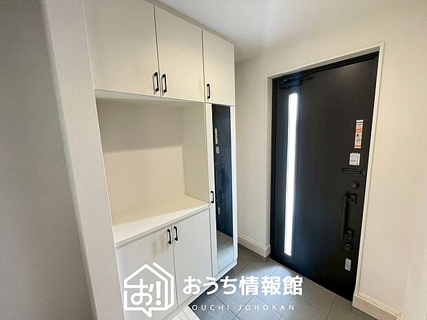 【現地写真（玄関）】玄関には、大型のシューズ収納を設置しています。