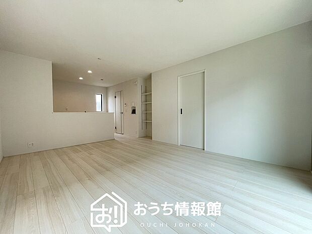【現地写真（リビング）】フローリング材には、木目、色調など木材特有の風合いがあり、ナチュラルな美しさになっています。