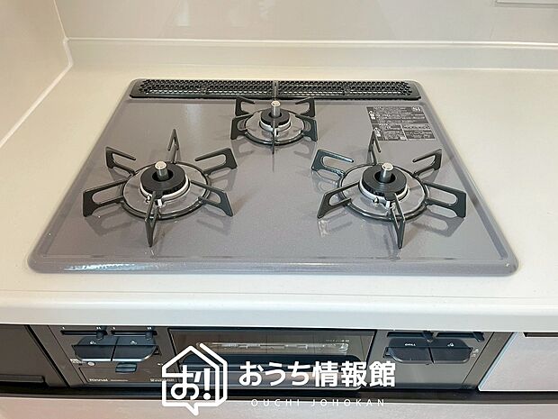 【ビルトインコンロ】フラットな構造で清掃性が高く、過熱防止センサー付3口タイプで日頃の家事も快適です。