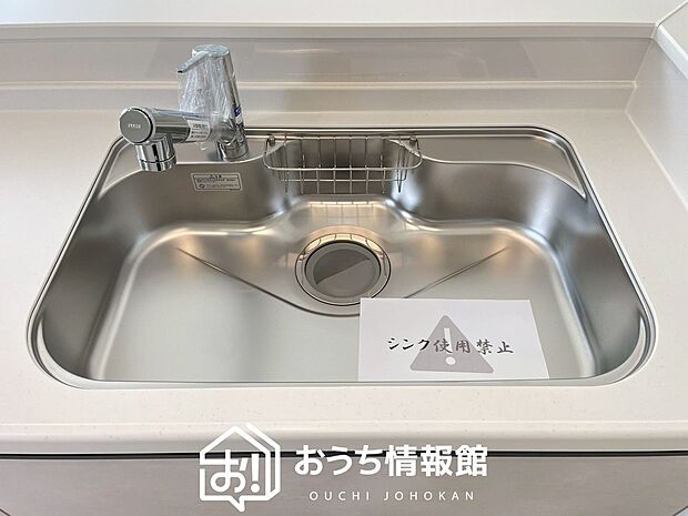 【浄水器内臓ハンドシャワー付シンク】広々とした凸型シンクに洗剤ポケットを標準装備。すっきり収納できます。
また、蛇口の先端に浄水器を内蔵しているため場所をとりません。