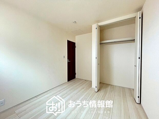 【現地写真(洋室)】木目の美しさを際立たせるシンプルデザインの建具を使用しています。