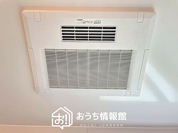 【電気式浴室暖房換気乾燥機】寒い冬場はあたたかく、暑い夏場は扇風機のような心地よさです。
雨の日は、浴室が衣類乾燥スペースになります。