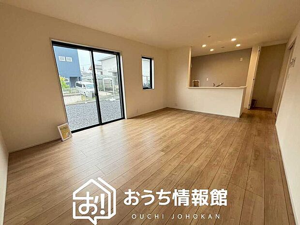 【現地写真(リビング)】フローリング材には、木目、色調など木材特有の風合いがあり、ナチュラルな美しさになっています。