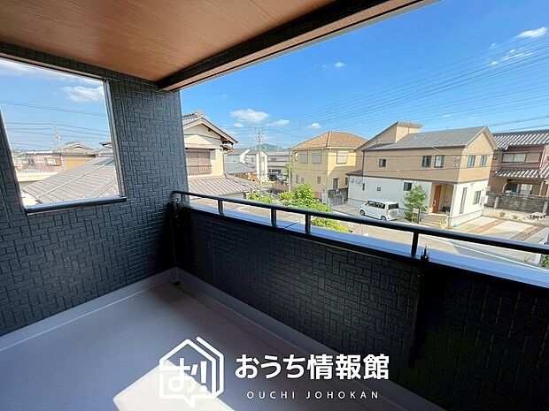 【バルコニー】奥行きが広く、洗濯物をゆったりと干せる十分な広さで、家族の洗濯も捗ります。
