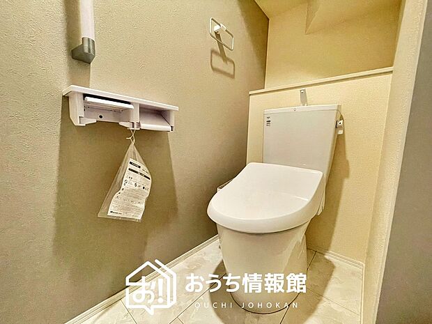 【トイレ】汚れてもサッとひと拭きでお手入れ簡単、エコ仕様の温水洗浄便座付きのトイレです。
バリアフリーにも配慮しています。