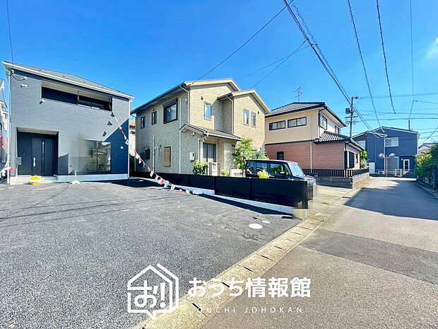 【現地写真(前道含む外観)】軽くて火災に強い屋根材を採用し、地震時の建物への負担や揺れを軽減しています。