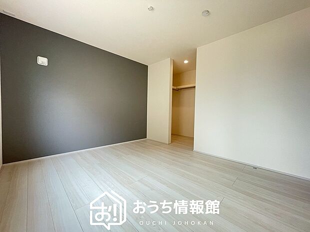 【現地写真(寝室)】木目の美しさを際立たせるシンプルデザインの建具を使用しています。