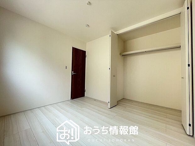 【現地写真(洋室)】木目の美しさを際立たせるシンプルデザインの建具を使用しています。