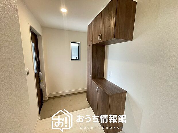 【現地写真(玄関)】玄関には、大型のシューズ収納を設置しています。