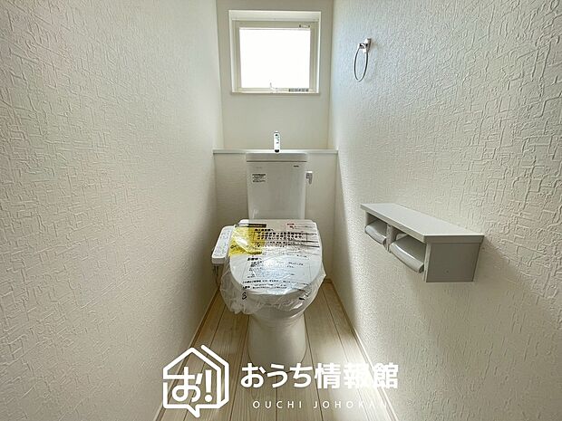 【トイレ】汚れてもサッとひと拭きでお手入れ簡単、エコ仕様の温水洗浄便座付きのトイレです。
バリアフリーにも配慮しています。