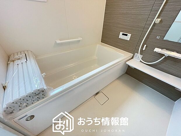 【現地写真(浴室)】浴室暖房乾燥機付き。1坪タイプで広々です。