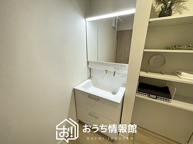 【洗面台・洗面所】鏡の両サイドは、必要なものを取出しやすく、大きな鏡面で朝の準備も快適。
使いやすいリフトアップ機能付きのシングルレバーシャワー水栓付です。