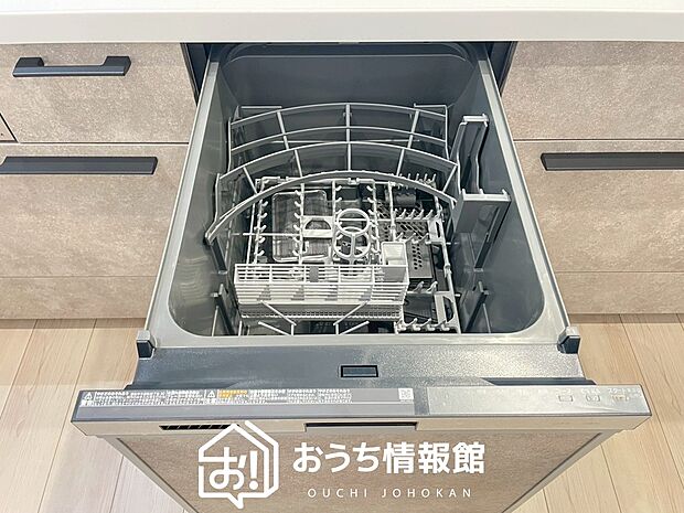 【食器洗い乾燥機】食後の時間にゆとりを与えてくれる食器洗い乾燥機。
操作ボタンも上面にあるので、腰をかがめずに操作ができラクラクです。