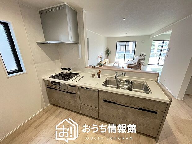 【現地写真(キッチン)】収納たっぷりのシステムキッチン、浄水器付水栓を標準装備しています。