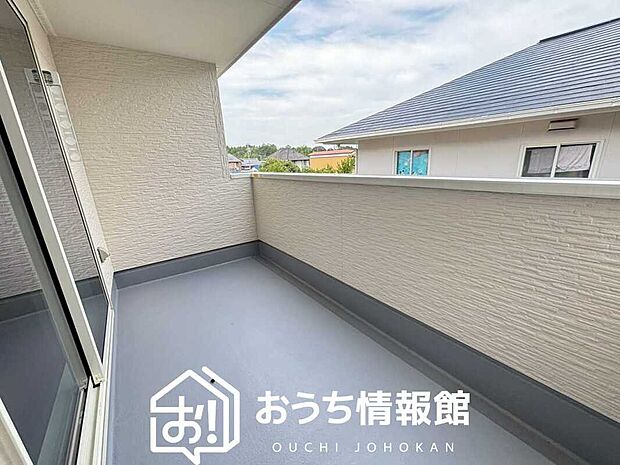 【バルコニー】奥行きが広く、洗濯物をゆったりと干せる十分な広さで、家族の洗濯も捗ります。