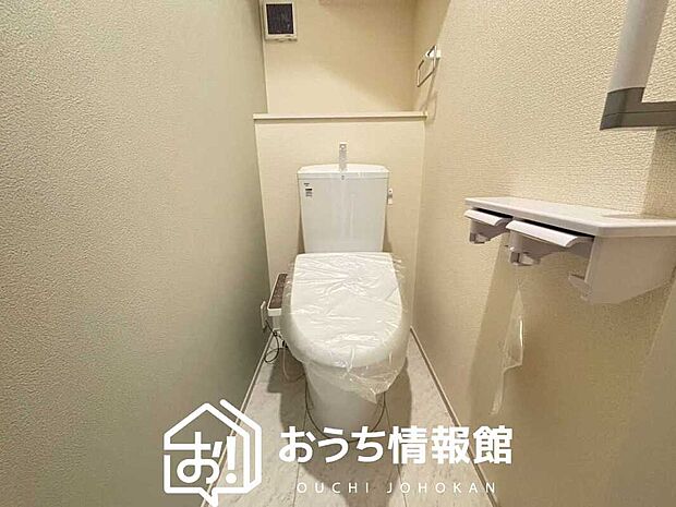 【トイレ】汚れてもサッとひと拭きでお手入れ簡単、エコ仕様の温水洗浄便座付きのトイレです。
バリアフリーにも配慮しています。