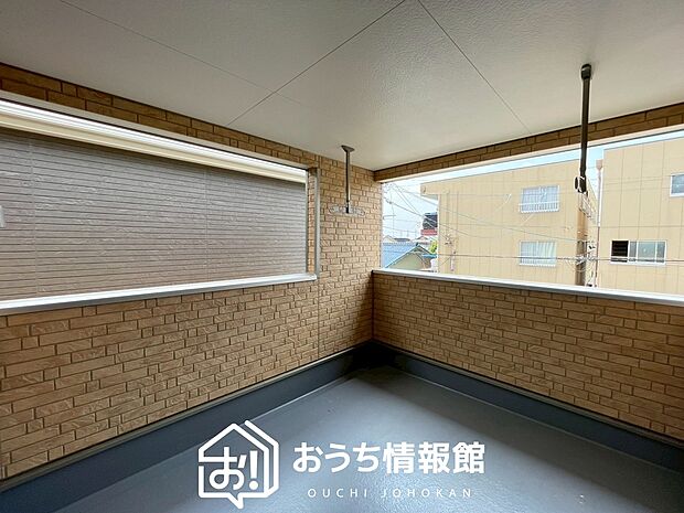 【バルコニー】奥行きが広く、洗濯物をゆったりと干せる十分な広さで、家族の洗濯も捗ります。