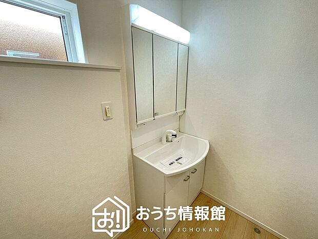 【洗面台・洗面所】鏡の両サイドは、必要なものを取出しやすく、大きな鏡面で朝の準備も快適。
使いやすいリフトアップ機能付きのシングルレバーシャワー水栓付です。