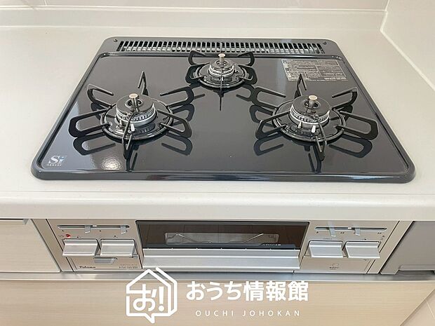 【ビルトインコンロ】フラットな構造で清掃性が高く、過熱防止センサー付3口タイプで日頃の家事も快適です。