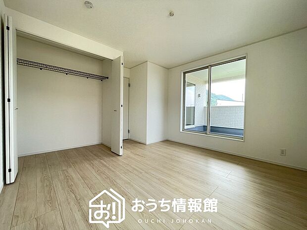 【現地写真(寝室)】木目の美しさを際立たせるシンプルデザインの建具を使用しています。