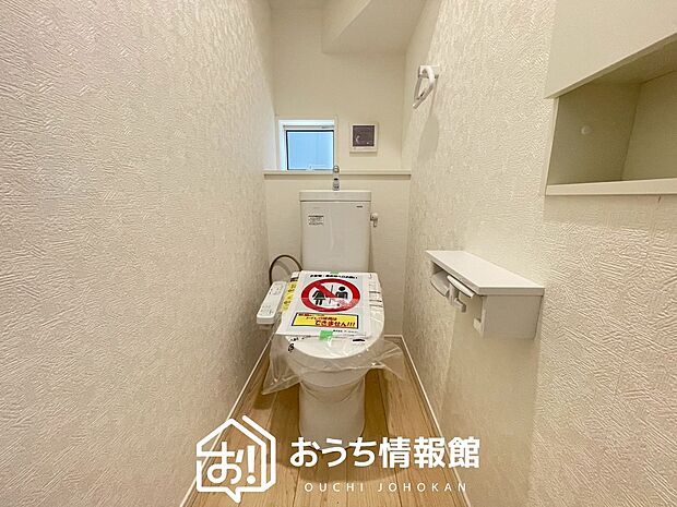 【トイレ】汚れてもサッとひと拭きでお手入れ簡単、エコ仕様の温水洗浄便座付きのトイレです。
バリアフリーにも配慮しています。