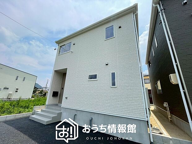 【現地写真(外観)【2号地】】軽くて火災に強い屋根材を採用し、地震時の建物への負担や揺れを軽減しています。