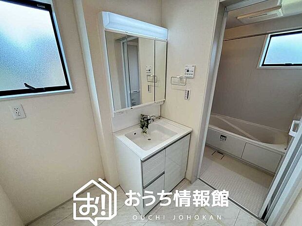 【洗面台・洗面所】鏡の両サイドは、必要なものを取出しやすく、大きな鏡面で朝の準備も快適。
使いやすいリフトアップ機能付きのシングルレバーシャワー水栓付です。