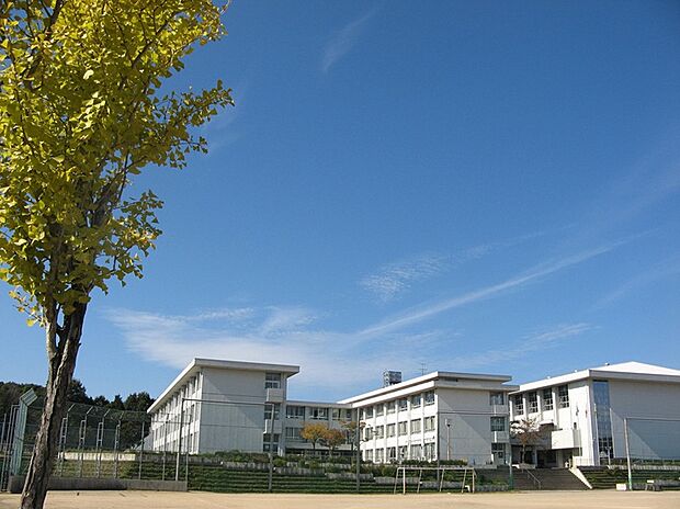 関市立桜ケ丘中学校(約1,400m)