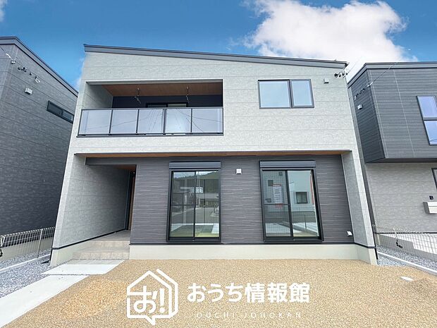 【現地写真(外観)【E号地】】軽くて火災に強い屋根材を採用し、地震時の建物への負担や揺れを軽減しています。
