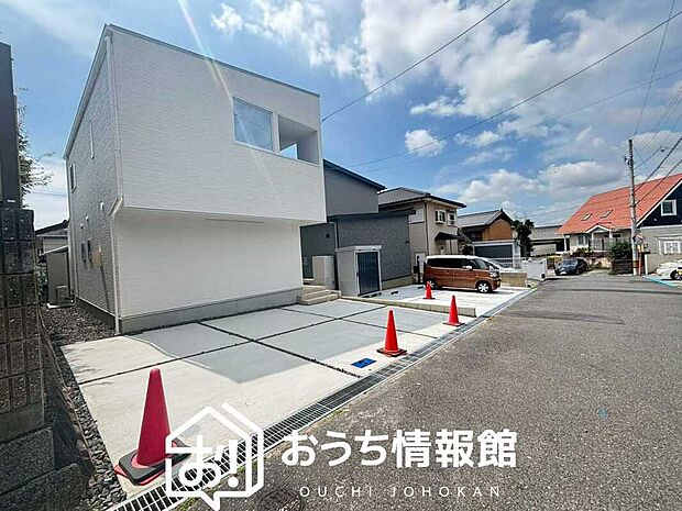 【現地写真(前道含む外観)】健康被害に配慮したもっとも安全性の高い建材を採用し、シックハウス対策をしております。