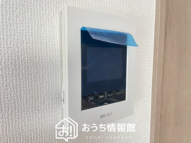 【カラーテレビドアホン】くっきり見やすいカラーモニターです。
夜でも来客者が見やすいLED照明付きです。