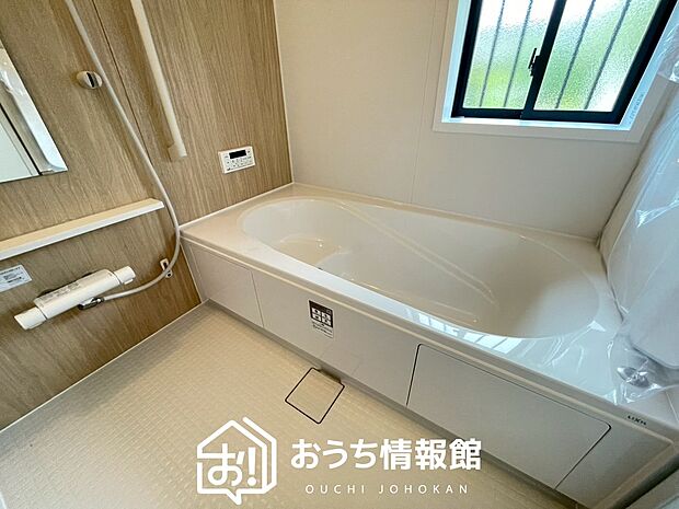 【現地写真(浴室)】浴室暖房乾燥機付き。1坪タイプで広々です。